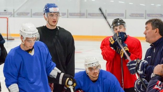 Игроки Донбасса провели первую тренировку на льду